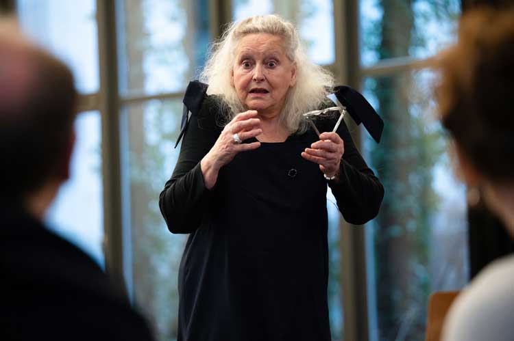 Dozentinn eines Schauspieler Workshops mit ausdrucksstarker Geste