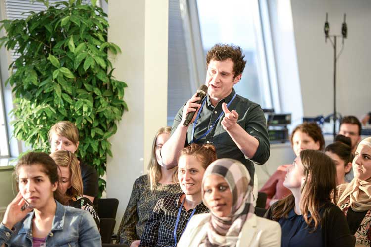Zuschauer aus dem Publikum am Mikrofon