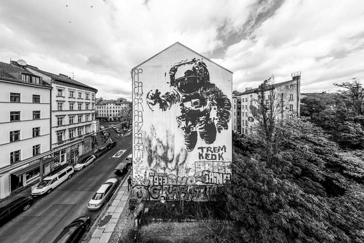 Street Art Astronaut Cosmonaut auf Hauswand in Berlin Kreuzberg