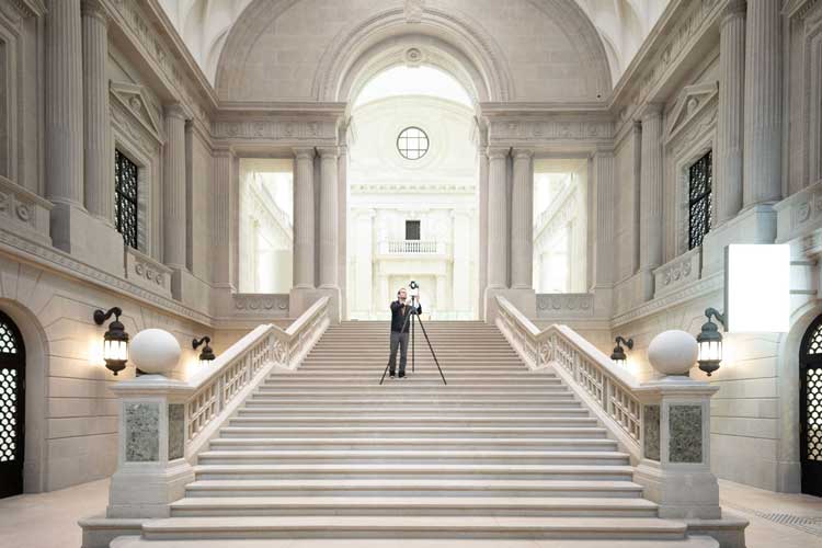 Fotograf bei der Arbeit in einer modernisierten Eingangshalle im Neobarock Stil